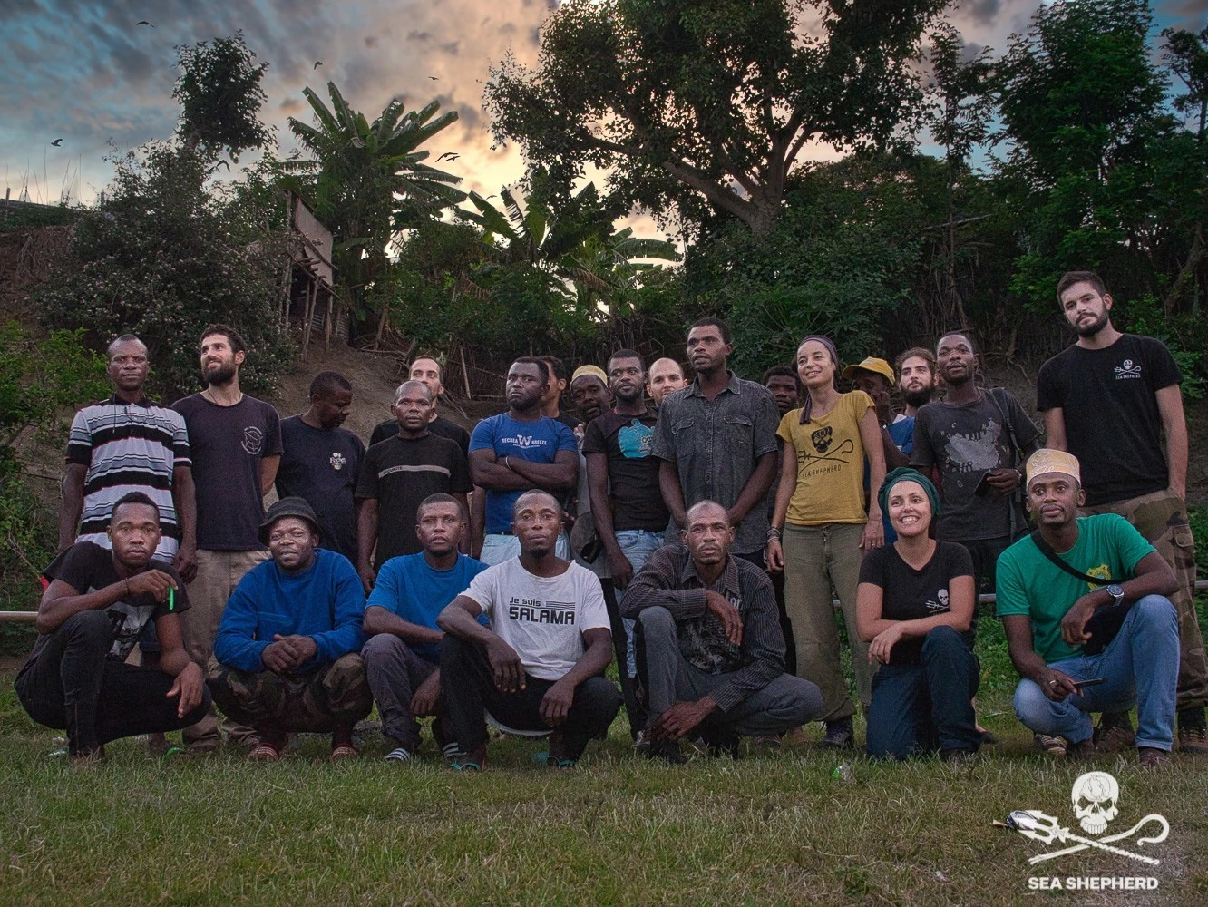Photo : Juste avant une patrouille sur Grande Terre, l’équipe de Sea Shepherd et de l’ASVM. Novembre 2020