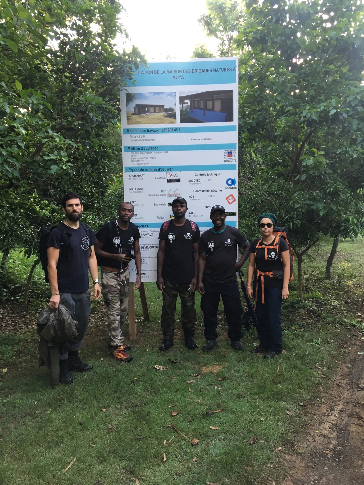 Notre équipe et les bénévoles de l'ASVM, nos partenaires sur Mayotte, à l'aube après une nuit de patrouille sur la plage de Moya, désertée par ses gardiens. Devant l'affichage public du projet de cabane à 227 000 euros pour des gardiens qui ont depuis des années, abandonné les tortues aux braconniers. Cette nuit là, notre équipe a fait fuir deux braconniers.|tortue braconnée hier soir sur la plage de Papani asso