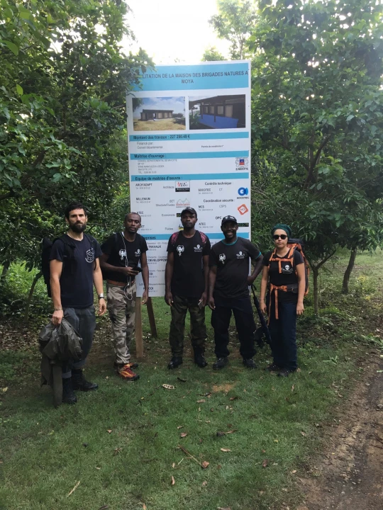 Notre équipe et les bénévoles de l'ASVM, nos partenaires sur Mayotte, à l'aube après une nuit de patrouille sur la plage de Moya, désertée par ses gardiens. Devant l'affichage public du projet de cabane à 227 000 euros pour des gardiens qui ont depuis des années, abandonné les tortues aux braconniers. Cette nuit là, notre équipe a fait fuir deux braconniers.|tortue braconnée hier soir sur la plage de Papani asso