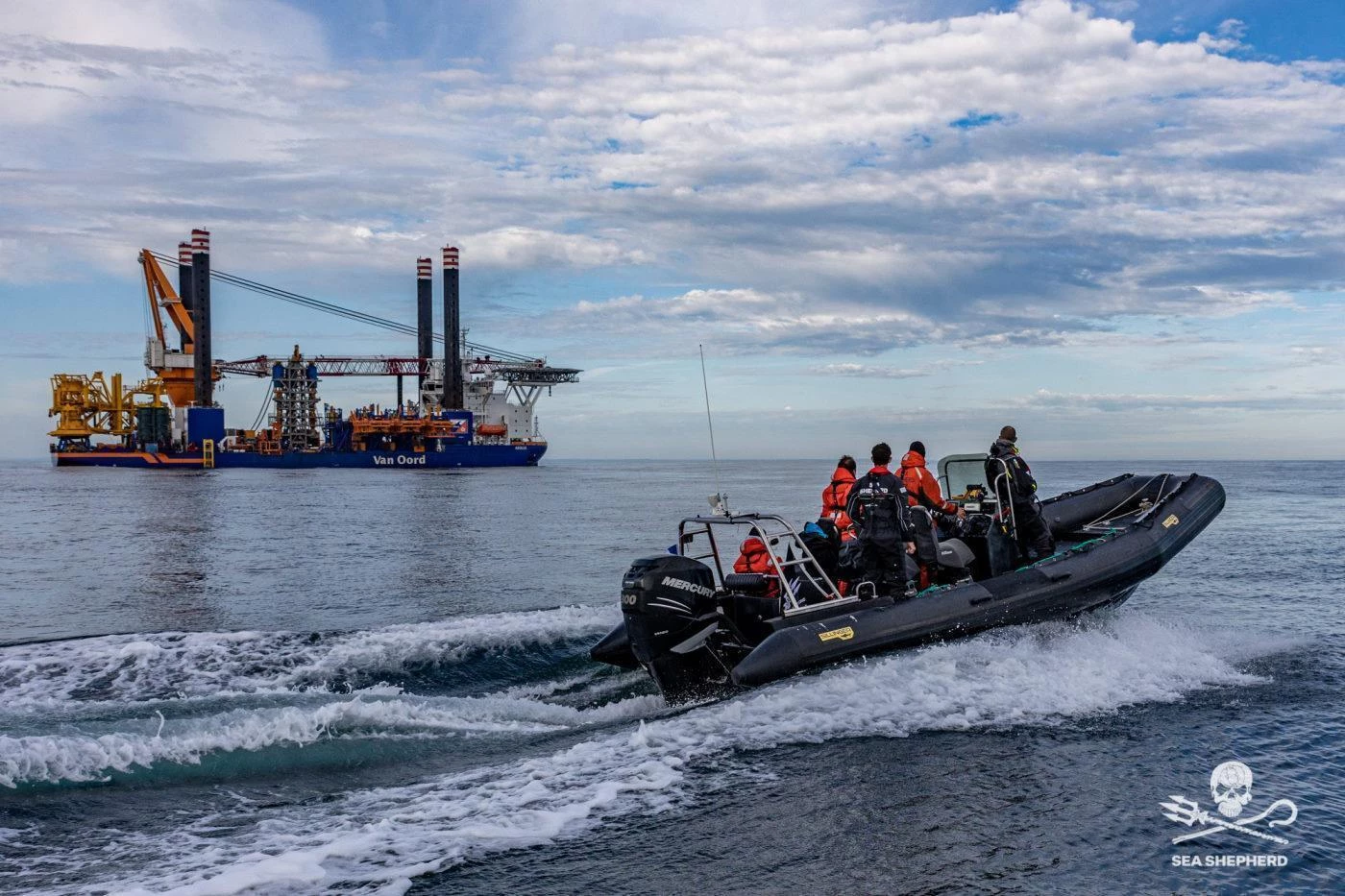 Patrouille en mer à distance de Aeolus en baie de Saint-Brieuc||Foreuse Aeolus|Patrouille autour du Aethra||balearic shearwater in Saint-Brieuc bay|Clémentine en approche de Aeolus